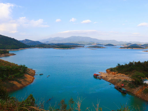 Experience Vietnam: Motorbike Crash, Stunning Beauty and The Sights