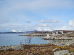 Utsikt fra veien mot huset.