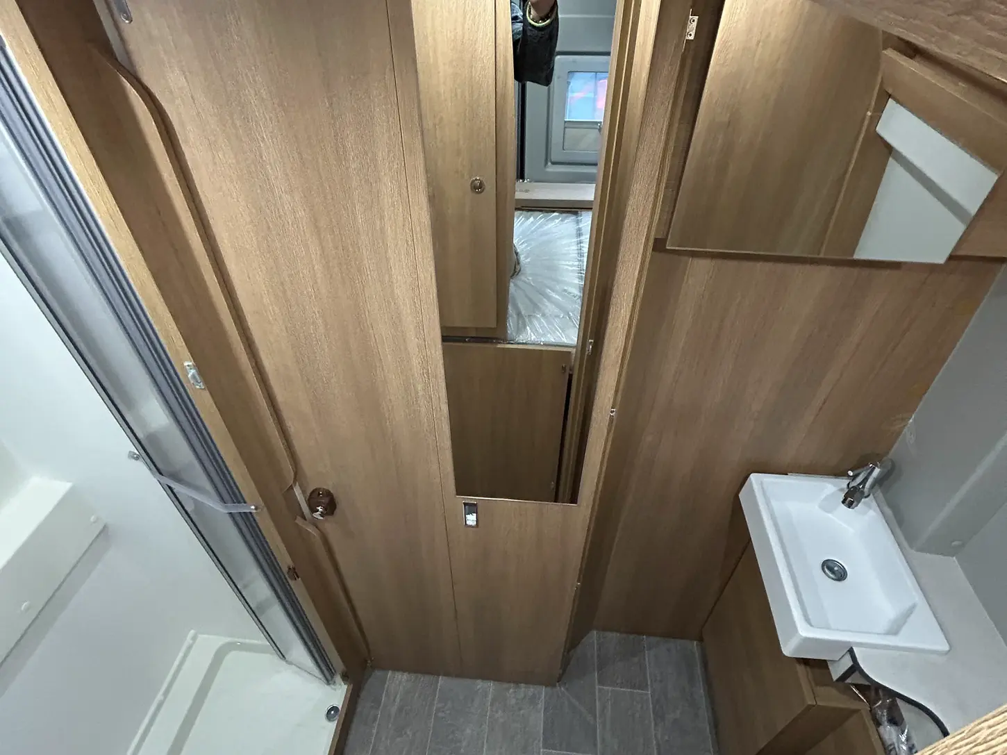 Camper Giottiline Giottivan, modello 60T, camper furgonato su meccanica Peugeot Boxer, 2200 cc, 140 cavalli, 3 posti letto, 4 posti omologati. Il van compatto, agile e scattante da utilizzare quotidianamente anche come seconda auto in famiglia. Dimensioni 599x205x265, prezzo 64.500€. Dotato di frigorifero compressore e riscaldamento a diesel. Camper Giottiline nuovo in pronta consegna da Camping Garage, concessionario camper a Novara. Accessori: CAMBIO AUTOMATICO 8 MARCE
PACK SPORT GIOTTILINE
PACK PRIVILEGE DI SERIE
CERCHI IN LEGA DA 16"
MOQUETTES SAGOMATA + TAPPETO CABINA
OSCURANTI PLISSETTATI CABINA
RADIO 9" AA-ACP
RETROCAMERA HD
KIT NOTTE DINETTE
VERNICE PASTELLO GRIGIO CAMPOVOLO
MIDI HEKI ANTERIORE 700X500
SERBATOIO ACQUE GRIGIE COIBENTATO E RISCALDATO
IMMATRICOLAZIONE E TRASPORTO GIÀ COMPRESI NEL PREZZO