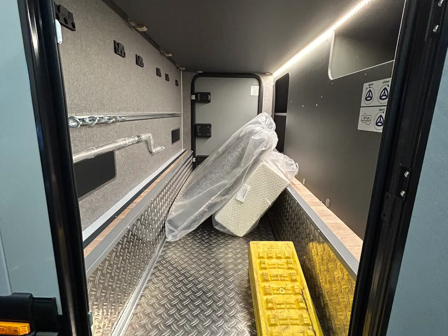 Globebus Performance 4x4, super accessoriato, dimensioni 685x230x285, meccanica volkswagen crafter 163cv 2000cc, accessori Cerchi in lega hanma da 18" + lodertire at 255/55 (m+s)
Sollevamento asse anteriore e posteriore Illuminazione LED sul cupolino
Oscuranti in cabina
Porta cellula con oscurante
Ventilatore a tetto
Finestre con cornice a doppio vetro, tutte con oscurante e zanzariera
Veranda omnistor da 4m inclusa illuminazione LED
Barre sul tetto
Scaletta di accesso al tetto
Seconda batteria cellula 168 Ah
Illuminazione ambientale dei pensili, parete, finestra zona giorno
Router 5g, antenna da tetto con smart tv 32"
Frigorifero compressore 131 lt
Fari principali LED VW connect e VW connect plus
Specchietti regolabili elettrici e riscaldabili
Pack assistenza ACC, speed assist, travel assist, lane assist
Sistema di navigazione discovery pro con display 12"
Assistenza alla salita e alla discesa
Pack Comfort invernale diesel aria calda
Isolamento cellula XPS
Serbatoio acque grigie e tubi riscaldati elettricamente
Serbatoio acque grigie isolati Interuttore per la pompa dell'acqua Isofix 3/4 posto a sedere
Barra anteriore Nera
Immatricolazione e trasporto inclusi nel prezzo