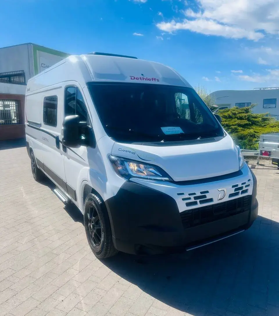 Camper dethleffs modello Globetrail Active 600 KS
Cerchi in lega da 16''
Volante e pomello cambio rivestiti in pelle
Techno Trim
Supporto tablet, antenna DAB nello specchietto, altoparlanti, comandi radio al volante
Oscurante plissettato in cabina: parabrezza
Oscurante plissettato in cabina: finestrini laterali
Porta con zanzariera
Gradino di ingresso elettrico
Finestra con zanzariera e oscurante in bagno
Oblò Midi-Heki 70 x 50cm sulla dinette, con zanzariera e oscurante
Piastra girevole per prolunga tavolo
Precablggio per retrocamera
Predisposizione impianto solare
Predisposizione TV 12V e presa TV, collegamento SAT
Tubo luminoso a LED in cucina
Presa 230 V nel pensile della parte anteriore a sinistra (zona dinetta)
Presa da 12V nel pensile della parte anteriore a sinistra
Presa doppia USB aggiuntiva nella parte anteriore a sinistra da camping garage concesionario camper usati e camper nuovi a novara