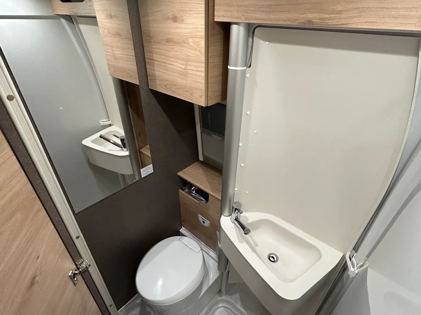 Camper dethleffs modello Globetrail Active 600 KS
Cerchi in lega da 16''
Volante e pomello cambio rivestiti in pelle
Techno Trim
Supporto tablet, antenna DAB nello specchietto, altoparlanti, comandi radio al volante
Oscurante plissettato in cabina: parabrezza
Oscurante plissettato in cabina: finestrini laterali
Porta con zanzariera
Gradino di ingresso elettrico
Finestra con zanzariera e oscurante in bagno
Oblò Midi-Heki 70 x 50cm sulla dinette, con zanzariera e oscurante
Piastra girevole per prolunga tavolo
Precablggio per retrocamera
Predisposizione impianto solare
Predisposizione TV 12V e presa TV, collegamento SAT
Tubo luminoso a LED in cucina
Presa 230 V nel pensile della parte anteriore a sinistra (zona dinetta)
Presa da 12V nel pensile della parte anteriore a sinistra
Presa doppia USB aggiuntiva nella parte anteriore a sinistra da camping garage concesionario camper usati e camper nuovi a novara