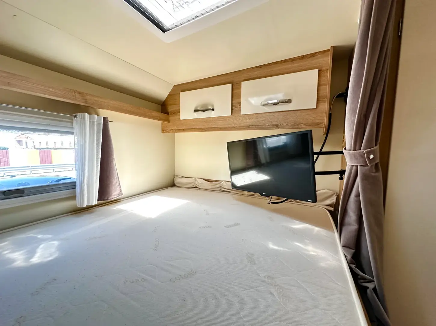 Letto posteriore regolabile in altezza del camper mansardato Giottiline T 45.