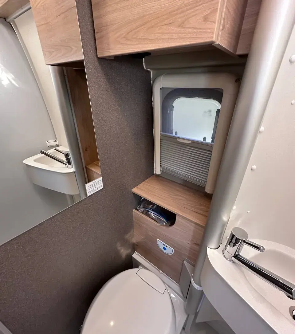 Camper dethleffs modello Globetrail Active 600 KS
Cerchi in lega da 16''
Volante e pomello cambio rivestiti in pelle
Techno Trim
Supporto tablet, antenna DAB nello specchietto, altoparlanti, comandi radio al volante
Oscurante plissettato in cabina: parabrezza
Oscurante plissettato in cabina: finestrini laterali
Porta con zanzariera
Gradino di ingresso elettrico
Finestra con zanzariera e oscurante in bagno
Oblò Midi-Heki 70 x 50cm sulla dinette, con zanzariera e oscurante
Piastra girevole per prolunga tavolo
Precablggio per retrocamera
Predisposizione impianto solare
Predisposizione TV 12V e presa TV, collegamento SAT
Tubo luminoso a LED in cucina
Presa 230 V nel pensile della parte anteriore a sinistra (zona dinetta)
Presa da 12V nel pensile della parte anteriore a sinistra
Presa doppia USB aggiuntiva nella parte anteriore a sinistra da camping garage concesionario camper usati e camper nuovi a novara