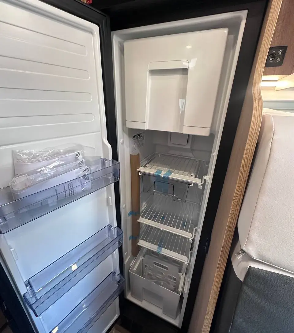 Camper Giottiline Giottivan, modello 60T, camper furgonato su meccanica Peugeot Boxer, 2200 cc, 140 cavalli, 3 posti letto, 4 posti omologati. Il van compatto, agile e scattante da utilizzare quotidianamente anche come seconda auto in famiglia. Dimensioni 599x205x265, prezzo 64.500€. Dotato di frigorifero compressore e riscaldamento a diesel. Camper Giottiline nuovo in pronta consegna da Camping Garage, concessionario camper a Novara. Accessori: CAMBIO AUTOMATICO 8 MARCE
PACK SPORT GIOTTILINE
PACK PRIVILEGE DI SERIE
CERCHI IN LEGA DA 16"
MOQUETTES SAGOMATA + TAPPETO CABINA
OSCURANTI PLISSETTATI CABINA
RADIO 9" AA-ACP
RETROCAMERA HD
KIT NOTTE DINETTE
VERNICE PASTELLO GRIGIO CAMPOVOLO
MIDI HEKI ANTERIORE 700X500
SERBATOIO ACQUE GRIGIE COIBENTATO E RISCALDATO
IMMATRICOLAZIONE E TRASPORTO GIÀ COMPRESI NEL PREZZO