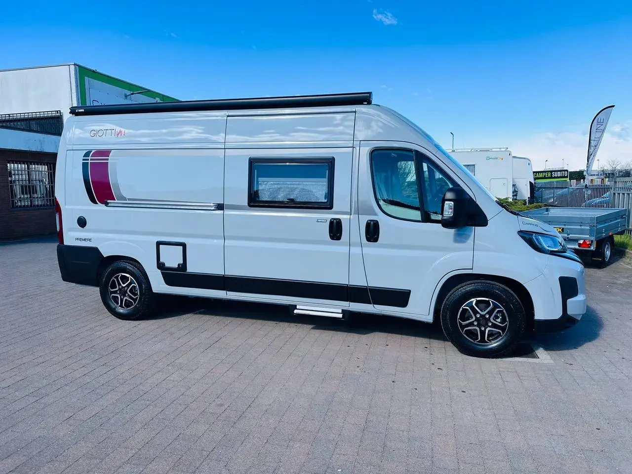 Camper Giottiline Giottivan, modello 60T, camper furgonato su meccanica Peugeot Boxer, 2200 cc, 140 cavalli, 3 posti letto, 4 posti omologati. Il van compatto, agile e scattante da utilizzare quotidianamente anche come seconda auto in famiglia. Dimensioni 599x205x265, prezzo 64.500€. Dotato di frigorifero compressore e riscaldamento a diesel. Camper Giottiline nuovo in pronta consegna da Camping Garage, concessionario camper a Novara. Accessori: CAMBIO AUTOMATICO 8 MARCE
PACK SPORT GIOTTILINE
PACK PRIVILEGE DI SERIE
CERCHI IN LEGA DA 16"
MOQUETTES SAGOMATA + TAPPETO CABINA
OSCURANTI PLISSETTATI CABINA
RADIO 9" AA-ACP
RETROCAMERA HD
KIT NOTTE DINETTE
VERNICE PASTELLO GRIGIO CAMPOVOLO
MIDI HEKI ANTERIORE 700X500
SERBATOIO ACQUE GRIGIE COIBENTATO E RISCALDATO
IMMATRICOLAZIONE E TRASPORTO GIÀ COMPRESI NEL PREZZO