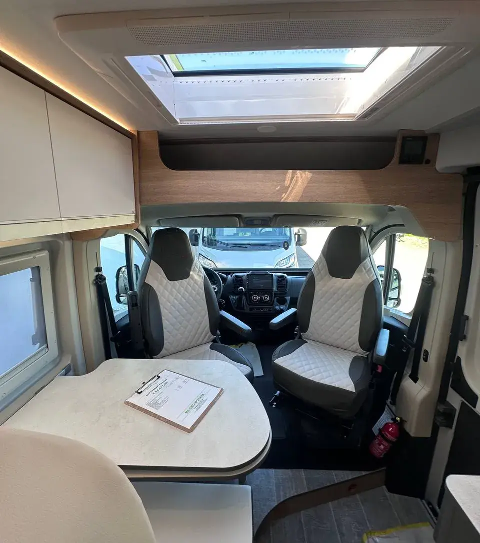 Camper Giottiline Giottivan, modello 60T, camper furgonato su meccanica Peugeot Boxer, 2200 cc, 140 cavalli, 3 posti letto, 4 posti omologati. Il van compatto, agile e scattante da utilizzare quotidianamente anche come seconda auto in famiglia. Dimensioni 599x205x265, prezzo 64.500€. Dotato di frigorifero compressore e riscaldamento a diesel. Camper Giottiline nuovo in pronta consegna da Camping Garage, concessionario camper a Novara. Accessori: CAMBIO AUTOMATICO 8 MARCE
PACK SPORT GIOTTILINE
PACK PRIVILEGE DI SERIE
CERCHI IN LEGA DA 16"
MOQUETTES SAGOMATA + TAPPETO CABINA
OSCURANTI PLISSETTATI CABINA
RADIO 9" AA-ACP
RETROCAMERA HD
KIT NOTTE DINETTE
VERNICE PASTELLO GRIGIO CAMPOVOLO
MIDI HEKI ANTERIORE 700X500
SERBATOIO ACQUE GRIGIE COIBENTATO E RISCALDATO
IMMATRICOLAZIONE E TRASPORTO GIÀ COMPRESI NEL PREZZO