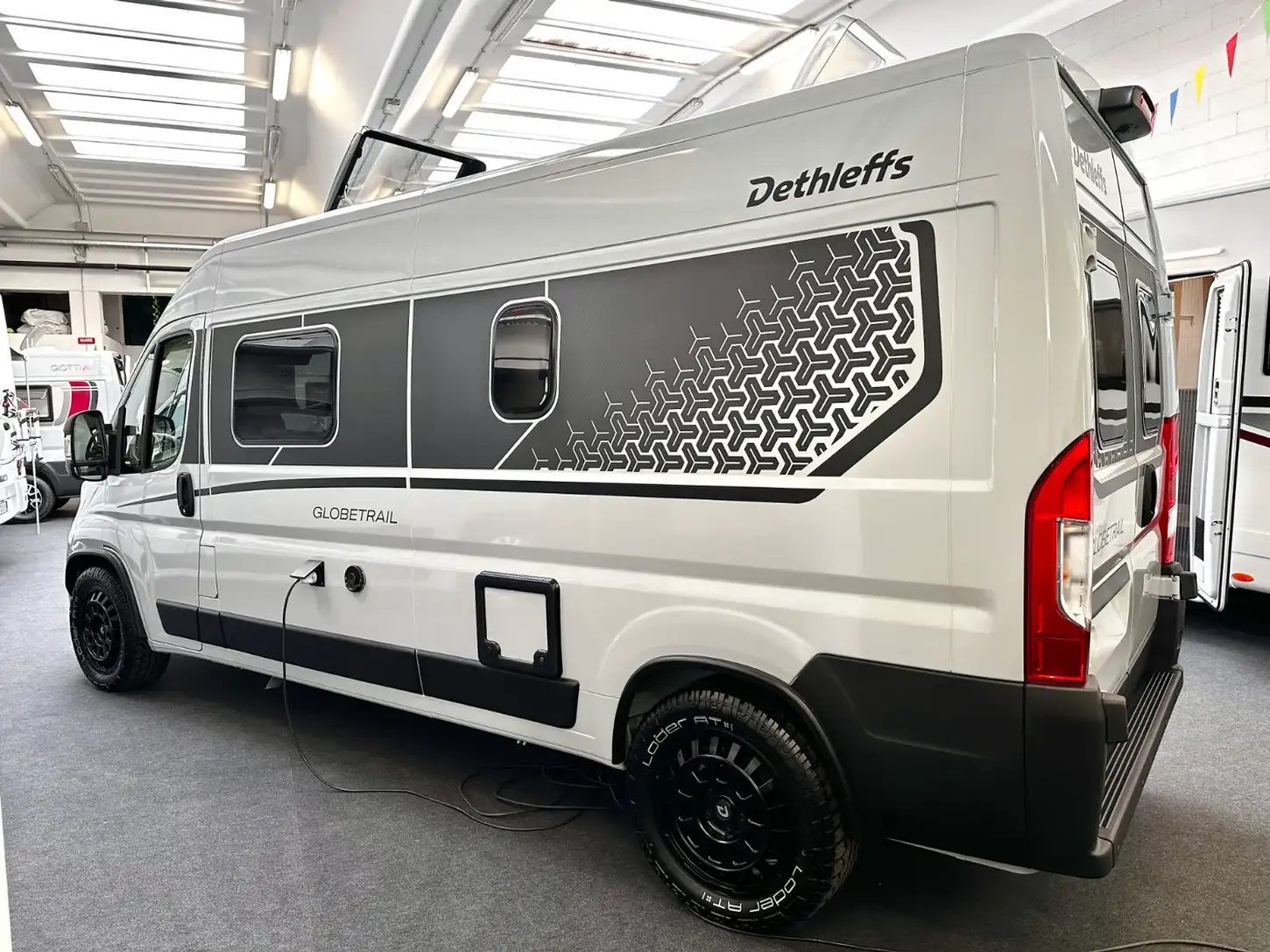 Furgonato Dethleffs Globetrail 600 DS lungo 599 cm con cerchi Borbet 18 pollici off-road.