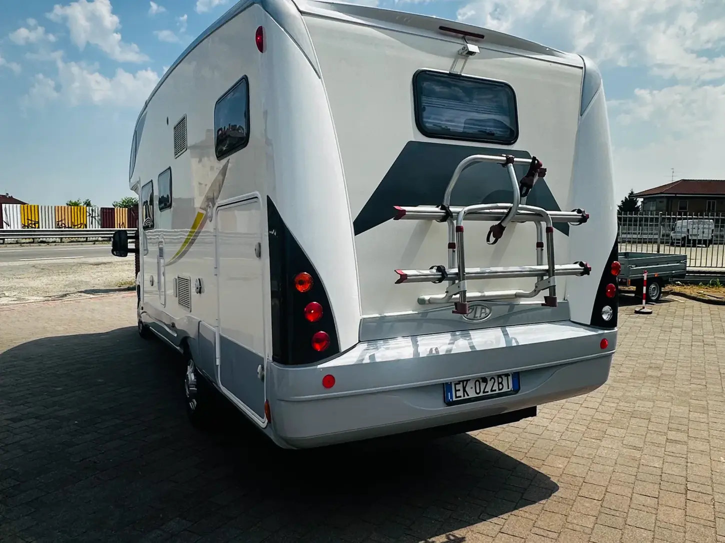 CAMPER USATO PLA, CAMPER MANSARDATO PER LA FAMIGLIA, SPAZI BEN ORGANIZZATI, ACCESSORIATO E PRONTO A PARTIRE
DIMENSIONI
736X232X320
MECCANICA
FIAT DUCATO 2300 CC 130 CV
ACCESSORI
RADIO 9 POLLICI CON RETROCAMERA
MONITOR SECONDARIO PER RETROCAMERA
CLIMA MOTORE
3 PANNELLI SOLARI 300W + MPPT
CARICA MOTO GARAGE MANUALE
ALLARME
SOSPENSIONI AD ARIA CON COMPRESSORE
TV + ANTENNA DIGITALE TERRESTRE
2 SEBATOI ACQUA
MIDI HEKI 700x500
DISTRIBUZIONE COMPLETA 2023
TAGLIANDO COMPLETO 2026
REVISIONE SCADENZA 2027
SILICONATURA CONTROLLATA
PASSAGGIO DI PROPRIETÀ OMAGGIO
CLIMA CELLULA CON POMPA DI CALORE IN OMAGGIO