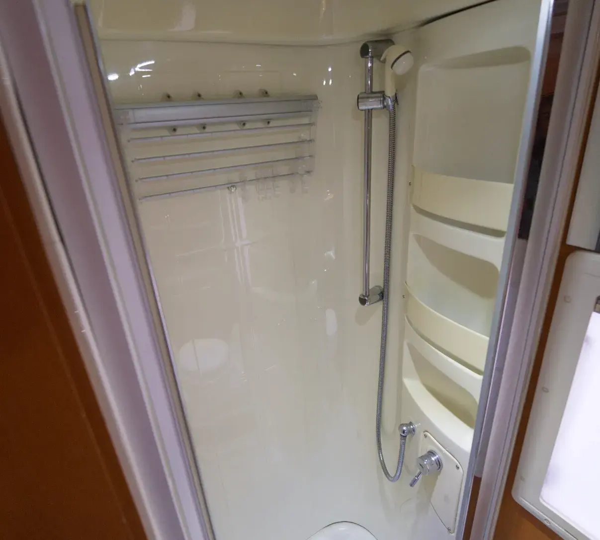 laika ecovip 1 classic mansardato, 5 posti viaggio 6 posti letto, dimensioni 720x230x320, meccanica: FIAT DUCATO 3000 cc 160 cv, accessori: TENDALINO FIAMMA
KIT SOLARE 140 W
SCALETTA POSTERIORE
OSCURANTI PLISSETTATI CABINA
RADIO MONODIN
CLIMA CABINA
MIDI HEKI
DOCCINO ESTERNO
FORNO GAS
FRIGO TRIVALENTE 150 L
TRUMA COMBI 6 GAS
PIEDINI POSTERIORI STABILIZATORI
LUCE ESTERNA
ZANZARIERA PORTA
GRADINO ELETTRICO
----
TAGLIANDO MOTORE/ SILICONATURA COMPLETA/ LUCIDATURA + SANIFICAZIONE
TUTTO COMPRESO NEL PREZZO
---
RADIO 2 DIN + RETROCAMERA IN OMAGGIO SENZA PERMUTA
PASSAGGIO DI PROPRIETÀ IN OMAGGIO SENZA PERMUTA