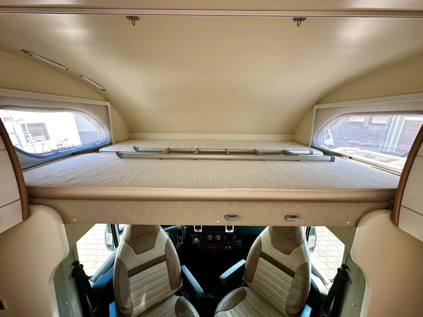 Ampio letto matrimoniale in mansarda del camper familiare Giottiline T 45.