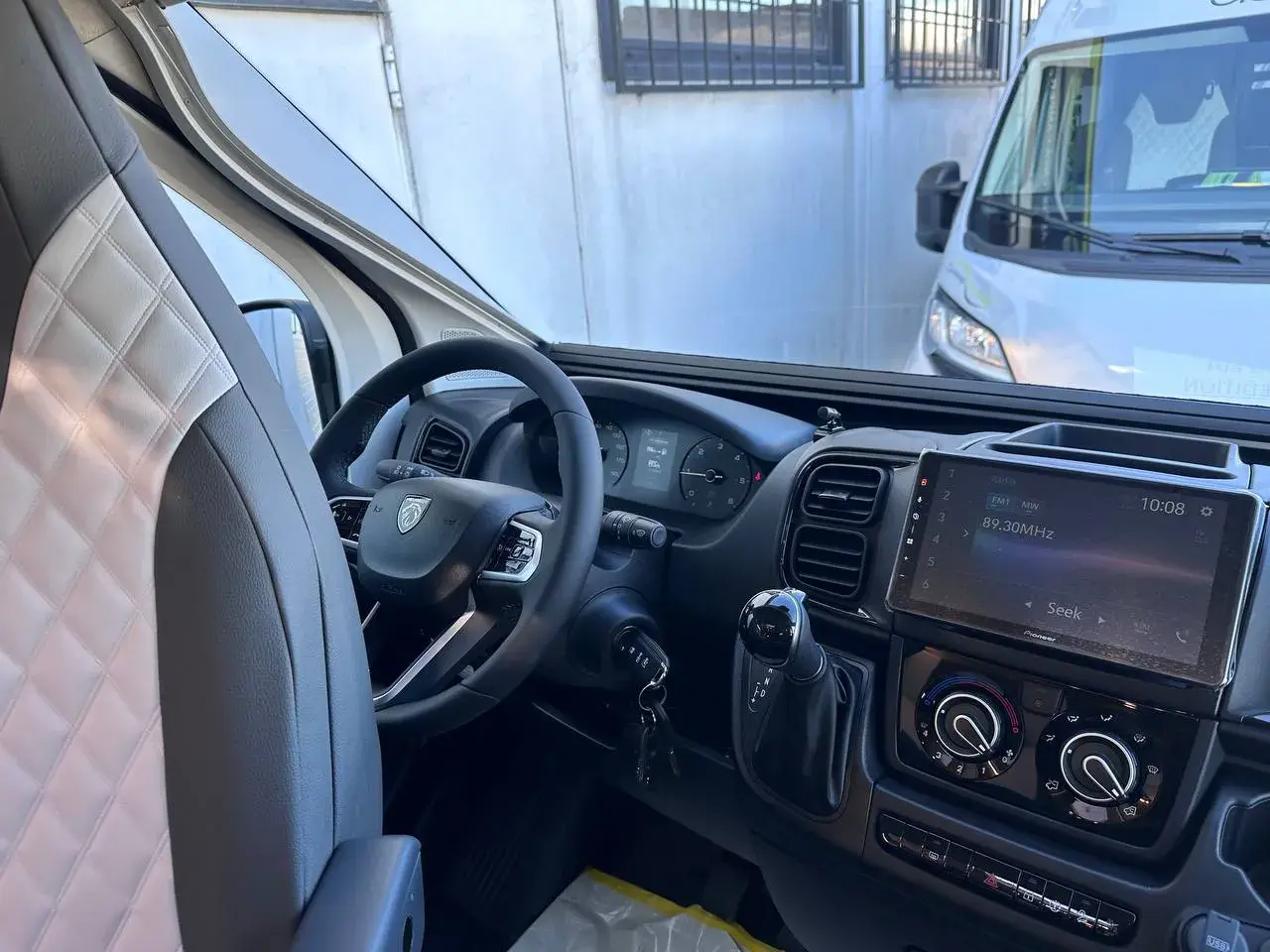 Camper Giottiline Giottivan, modello 60T, camper furgonato su meccanica Peugeot Boxer, 2200 cc, 140 cavalli, 3 posti letto, 4 posti omologati. Il van compatto, agile e scattante da utilizzare quotidianamente anche come seconda auto in famiglia. Dimensioni 599x205x265, prezzo 64.500€. Dotato di frigorifero compressore e riscaldamento a diesel. Camper Giottiline nuovo in pronta consegna da Camping Garage, concessionario camper a Novara. Accessori: CAMBIO AUTOMATICO 8 MARCE
PACK SPORT GIOTTILINE
PACK PRIVILEGE DI SERIE
CERCHI IN LEGA DA 16"
MOQUETTES SAGOMATA + TAPPETO CABINA
OSCURANTI PLISSETTATI CABINA
RADIO 9" AA-ACP
RETROCAMERA HD
KIT NOTTE DINETTE
VERNICE PASTELLO GRIGIO CAMPOVOLO
MIDI HEKI ANTERIORE 700X500
SERBATOIO ACQUE GRIGIE COIBENTATO E RISCALDATO
IMMATRICOLAZIONE E TRASPORTO GIÀ COMPRESI NEL PREZZO