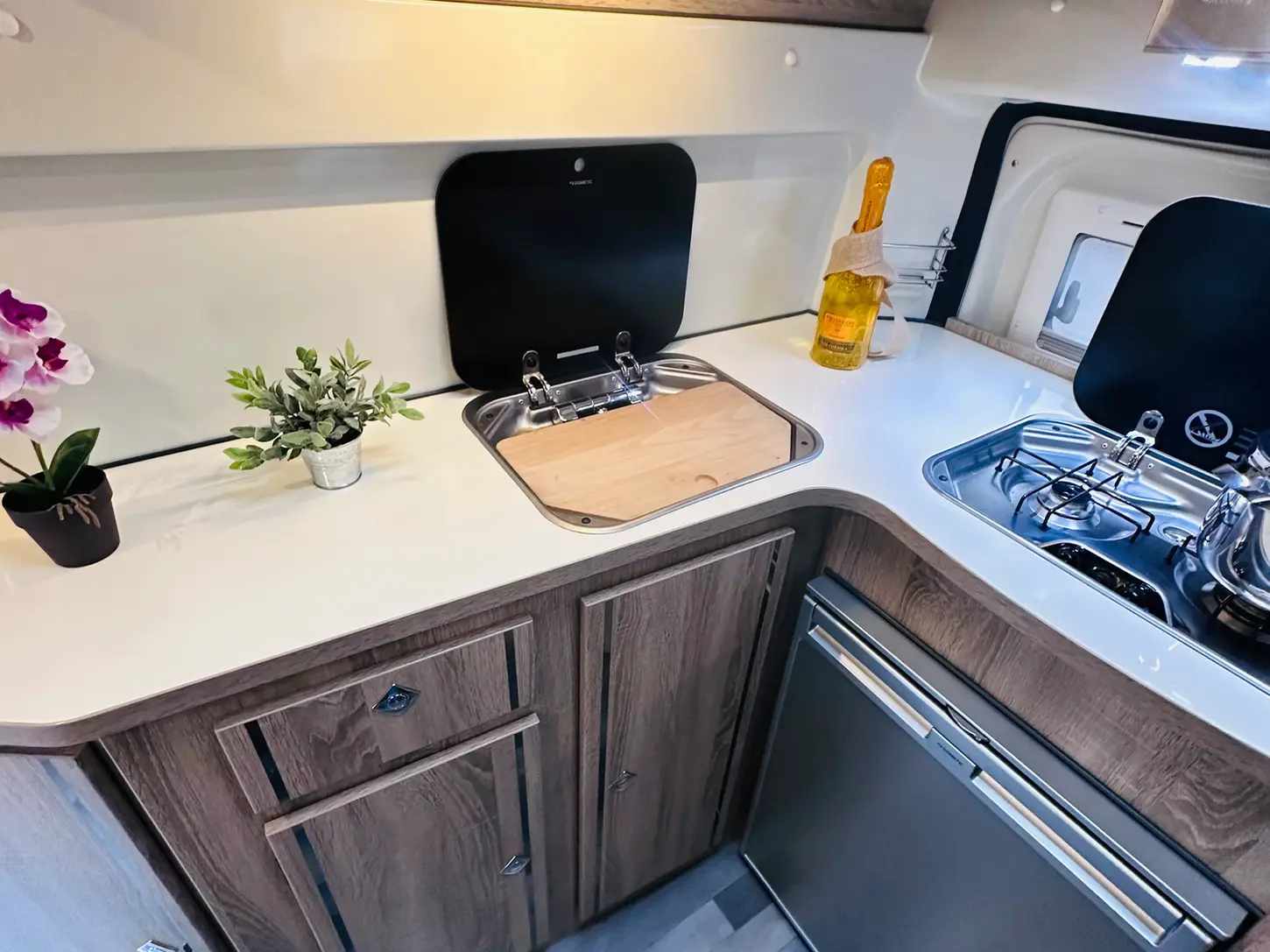 FONT VENDOME VAN 541 SUPER COMPATTO CON TUTTO CIò CHE SERVE A UNA FAMIGLIA, 4 POSTI VIAGGIO 4 POSTI LETTO, UNA CUCINA DA FAR INVIDIA A UN SEMINTEGRALE

MECCANICA FIAT DUCATO 2300CC E 150 CV, ACCESSORI: TENDALINO 
PANNELLO SOLARE
DOPPIA BATTERIA AGM 90 AH
STACCABATTERIE
GANCIO DI TRAINO A LIBRETTO
SOSPENSIONI AD ARIA
GRADINO ELETTRICO
LUCE ESTERNA LED
RADIO
FARI FENDINEBBIA
ALLARME GEMINI
CRUISE CONTROL
OSCURANTI E PLISSETTATI
ANTENNA SATELLITARE TELECO + TV SAT
TRUMA COMBI DIESEL CON KIT ALTAQUOTA
FRIGO COMPRESSORE
TAGLIANDO DISTRIBUZIONE COMPLETA IN CONSEGNA