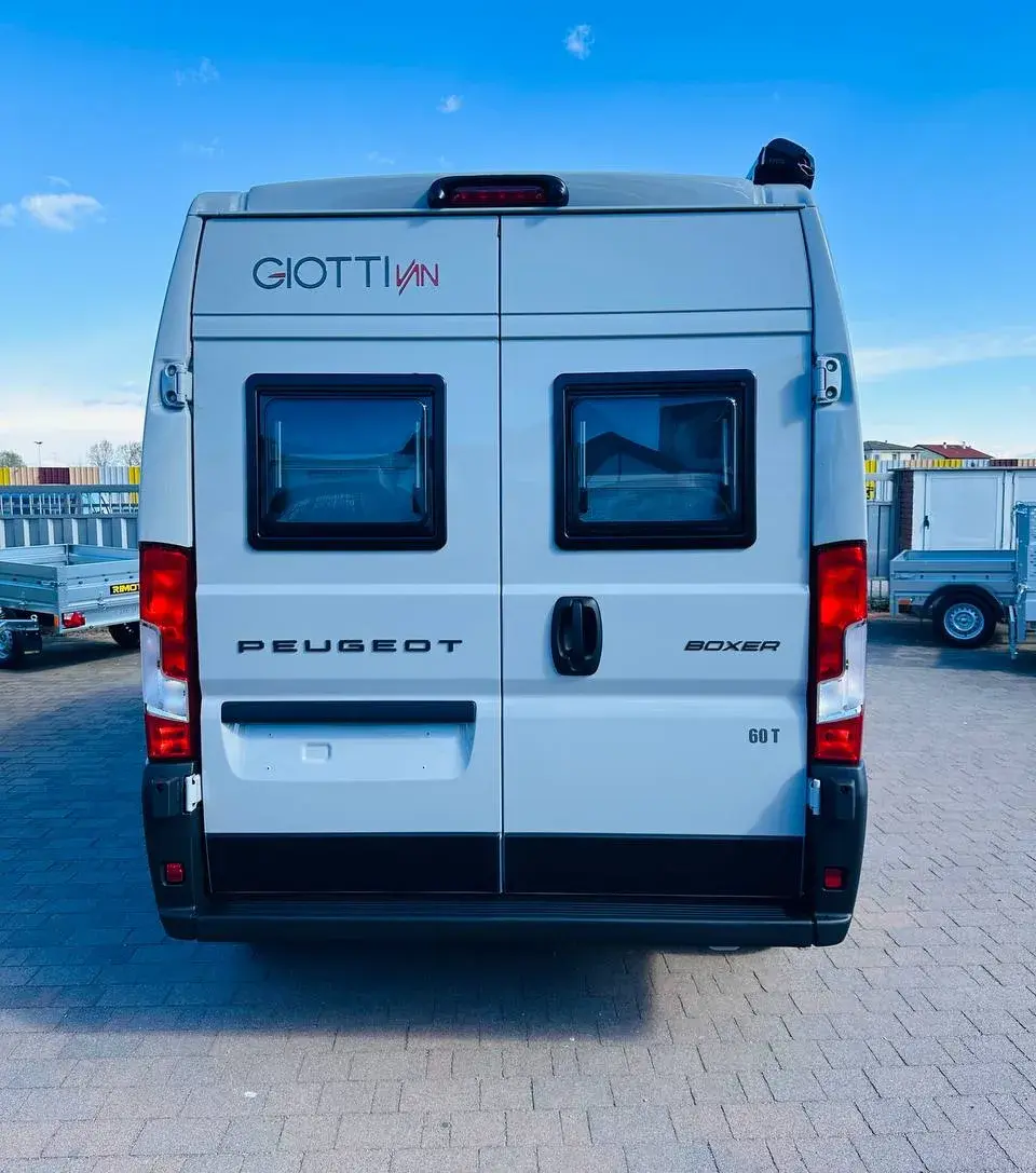 Camper Giottiline Giottivan, modello 60T, camper furgonato su meccanica Peugeot Boxer, 2200 cc, 140 cavalli, 3 posti letto, 4 posti omologati. Il van compatto, agile e scattante da utilizzare quotidianamente anche come seconda auto in famiglia. Dimensioni 599x205x265, prezzo 64.500€. Dotato di frigorifero compressore e riscaldamento a diesel. Camper Giottiline nuovo in pronta consegna da Camping Garage, concessionario camper a Novara. Accessori: CAMBIO AUTOMATICO 8 MARCE
PACK SPORT GIOTTILINE
PACK PRIVILEGE DI SERIE
CERCHI IN LEGA DA 16"
MOQUETTES SAGOMATA + TAPPETO CABINA
OSCURANTI PLISSETTATI CABINA
RADIO 9" AA-ACP
RETROCAMERA HD
KIT NOTTE DINETTE
VERNICE PASTELLO GRIGIO CAMPOVOLO
MIDI HEKI ANTERIORE 700X500
SERBATOIO ACQUE GRIGIE COIBENTATO E RISCALDATO
IMMATRICOLAZIONE E TRASPORTO GIÀ COMPRESI NEL PREZZO
