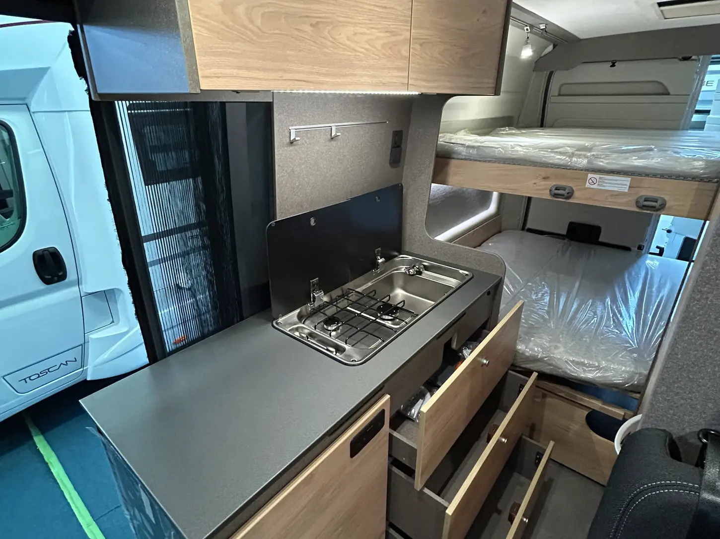 Camper dethleffs modello Globetrail Active 600 KS
Cerchi in lega da 16''
Volante e pomello cambio rivestiti in pelle
Techno Trim
Supporto tablet, antenna DAB nello specchietto, altoparlanti, comandi radio al volante
Oscurante plissettato in cabina: parabrezza
Oscurante plissettato in cabina: finestrini laterali
Porta con zanzariera
Gradino di ingresso elettrico
Finestra con zanzariera e oscurante in bagno
Oblò Midi-Heki 70 x 50cm sulla dinette, con zanzariera e oscurante
Piastra girevole per prolunga tavolo
Precablggio per retrocamera
Predisposizione impianto solare
Predisposizione TV 12V e presa TV, collegamento SAT
Tubo luminoso a LED in cucina
Presa 230 V nel pensile della parte anteriore a sinistra (zona dinetta)
Presa da 12V nel pensile della parte anteriore a sinistra
Presa doppia USB aggiuntiva nella parte anteriore a sinistra da camping garage concesionario camper usati e camper nuovi a novara