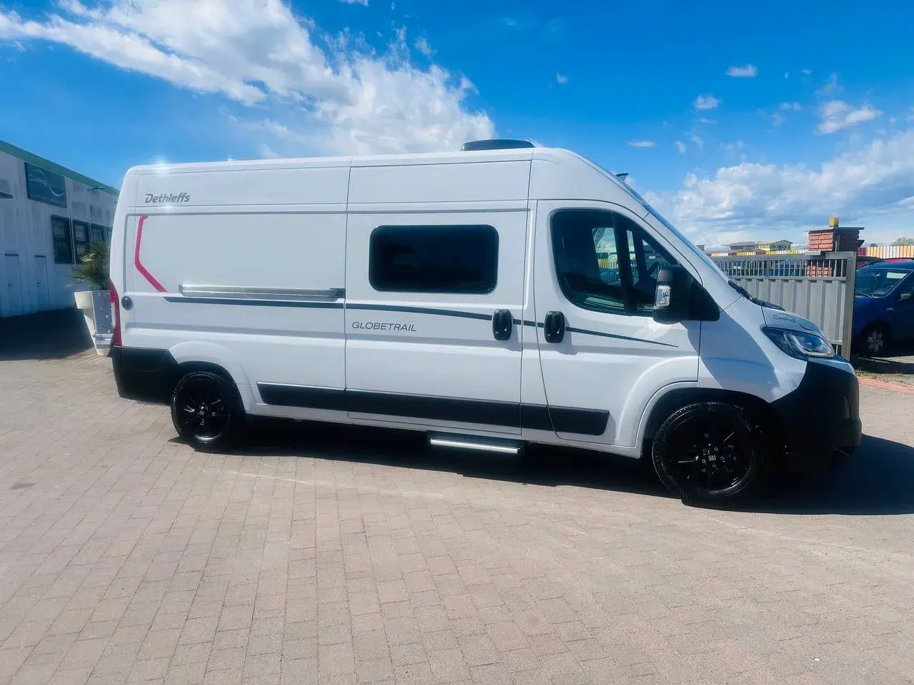 Camper dethleffs modello Globetrail Active 600 KS
Cerchi in lega da 16''
Volante e pomello cambio rivestiti in pelle
Techno Trim
Supporto tablet, antenna DAB nello specchietto, altoparlanti, comandi radio al volante
Oscurante plissettato in cabina: parabrezza
Oscurante plissettato in cabina: finestrini laterali
Porta con zanzariera
Gradino di ingresso elettrico
Finestra con zanzariera e oscurante in bagno
Oblò Midi-Heki 70 x 50cm sulla dinette, con zanzariera e oscurante
Piastra girevole per prolunga tavolo
Precablggio per retrocamera
Predisposizione impianto solare
Predisposizione TV 12V e presa TV, collegamento SAT
Tubo luminoso a LED in cucina
Presa 230 V nel pensile della parte anteriore a sinistra (zona dinetta)
Presa da 12V nel pensile della parte anteriore a sinistra
Presa doppia USB aggiuntiva nella parte anteriore a sinistra da camping garage concesionario camper usati e camper nuovi a novara