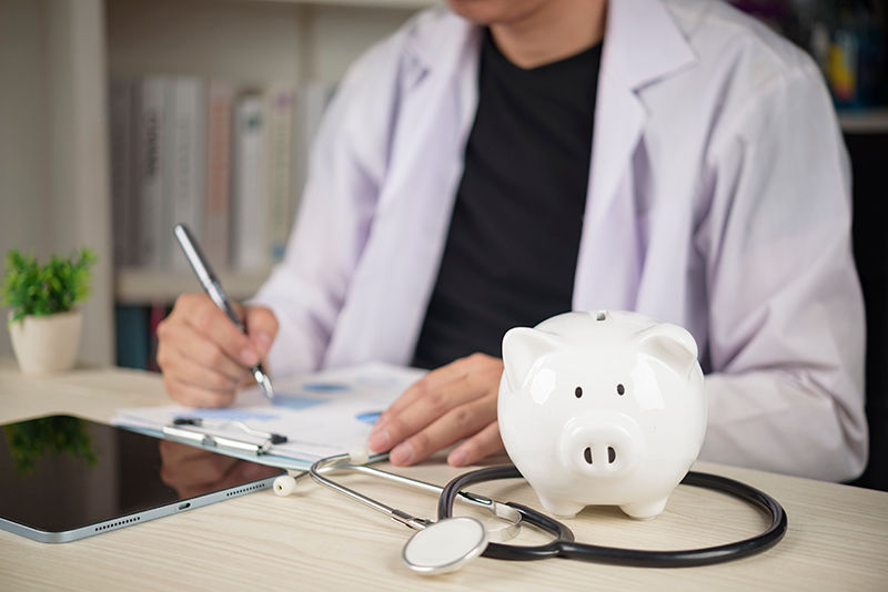 Lavagem de dinheiro no consultório médico: entenda o risco