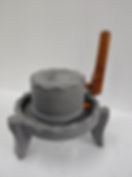 Milyonlarca yıllık Mezopotamya bazaltından oyulmuş bu eşsiz değirmen, geçmişin ruhunu günümüze taşıyor. Hem dekoratif bir obj