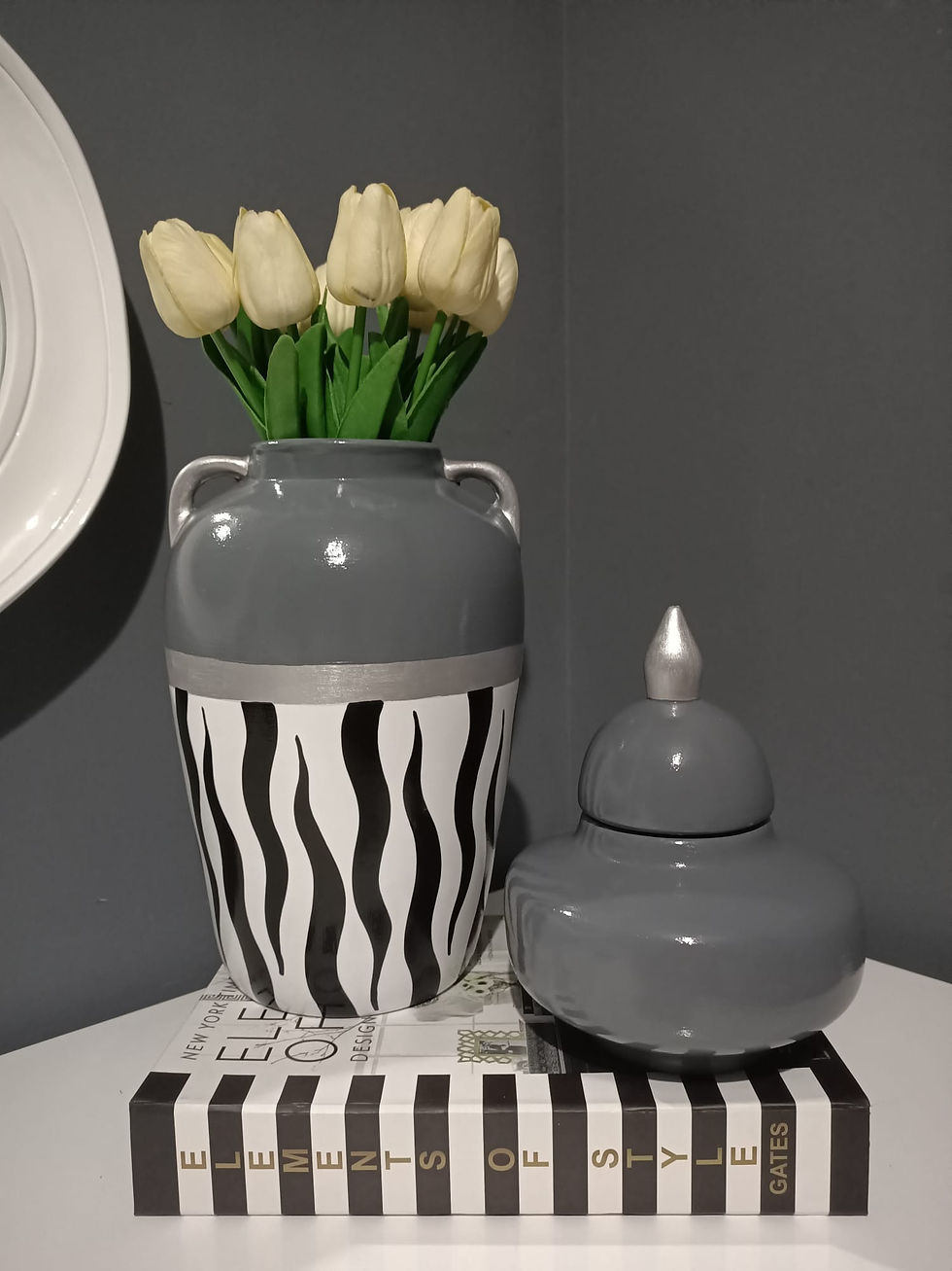 Zarif ve sofistike tasarımıyla Corisande Vazo ve Küp Takımı, dekorasyonunuza modern bir dokunuş katıyor. Dayanıklı ve estetik