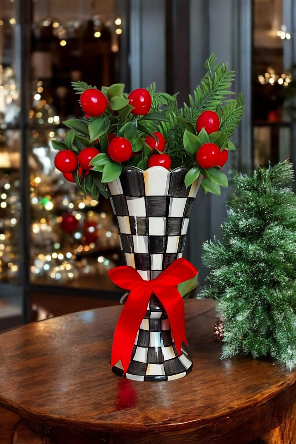 El yapımı seramikten üretilen bu vazo, lüks ve dayanıklılığı bir araya getirerek evinizin her köşesine zarif bir dokunuş kat