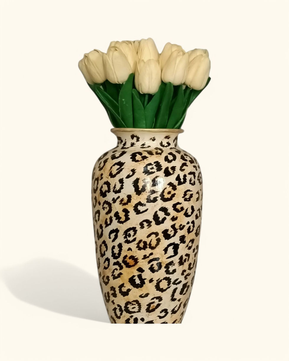 Lüks ve dayanıklılığı bir araya getiren bu el yapımı vazo, zarif tasarımıyla mekânınıza sofistike bir dokunuş katıyor. Esteti