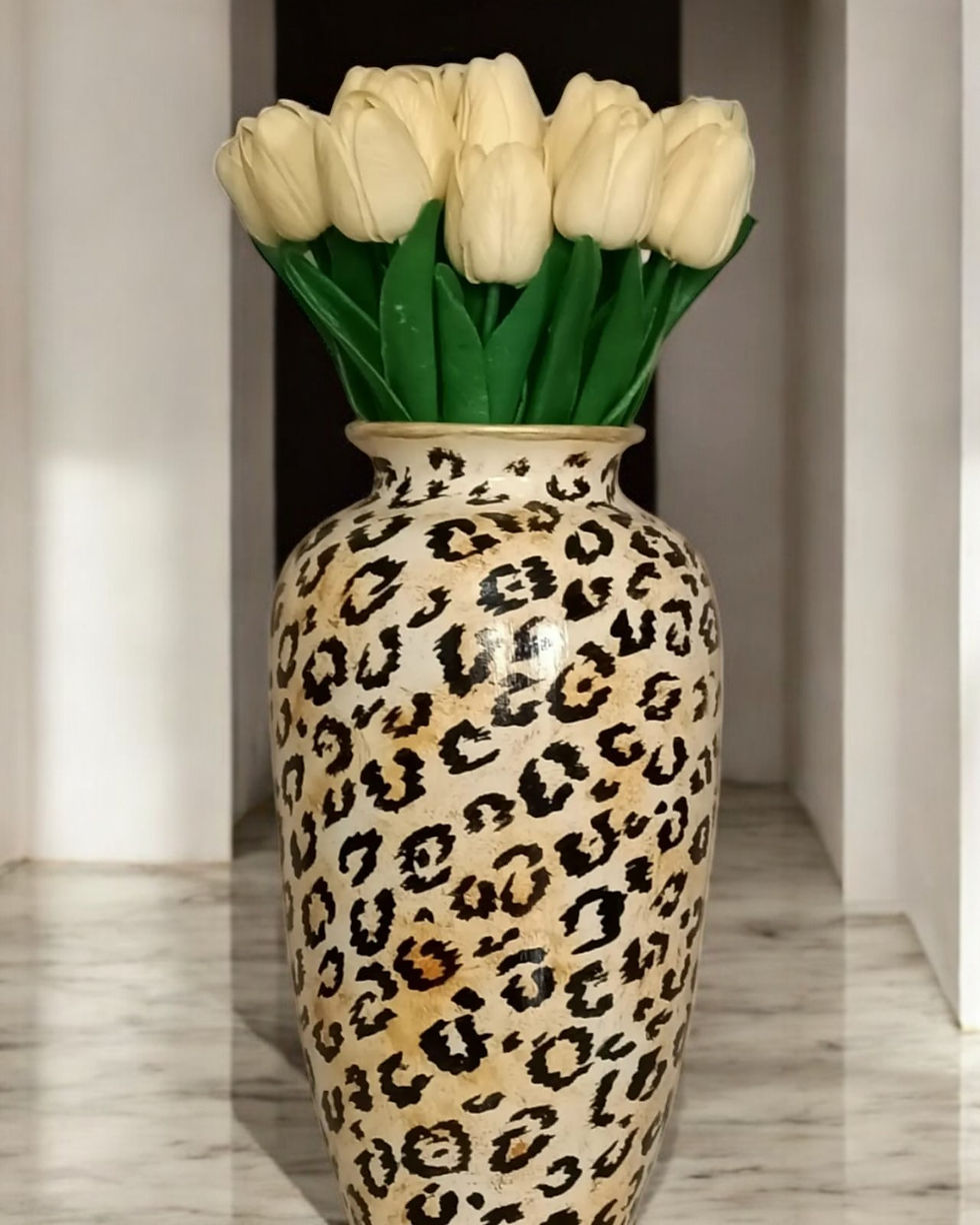 Lüks ve dayanıklılığı bir araya getiren bu el yapımı vazo, zarif tasarımıyla mekânınıza sofistike bir dokunuş katıyor. Esteti