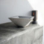 Milyonlarca yıllık Mezopotamya bazaltından oyulmuş bu benzersiz saksı, doğanın zarafetini ve tarihin gücünü bir araya getiriy