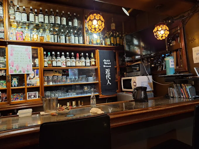 “Ano hito dare? Nanka geinōjin mitai.”