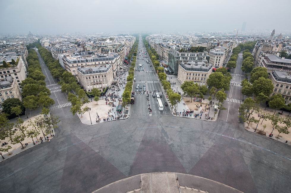 Vista da cidade de Paris com três grandes avenidas