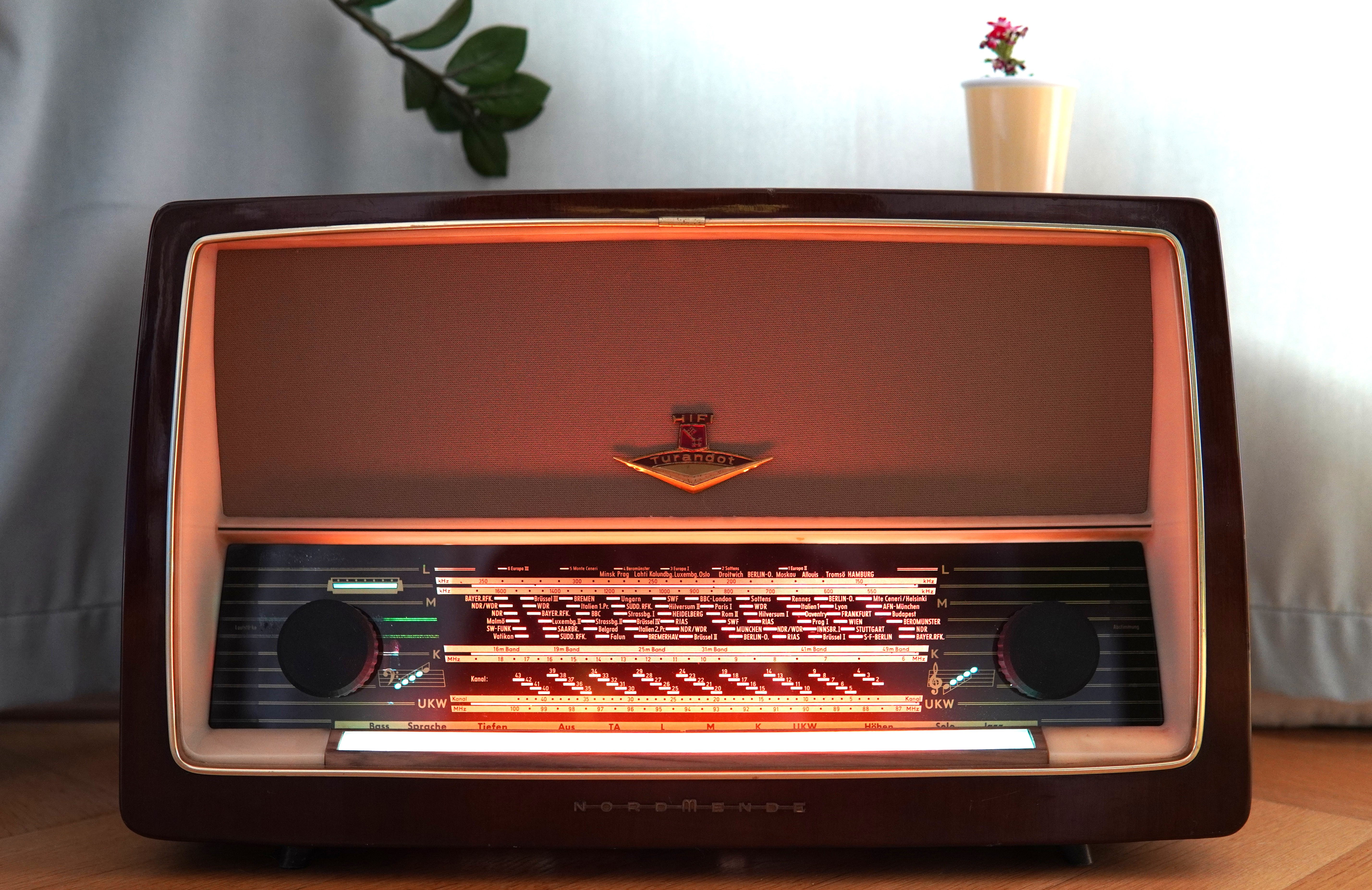 Retro-Röhrenradio mit modernem Bluetooth-Modul, LED-Leiste und 60er-Jahre Farbdesign – dekoratives und funktionales Unikat