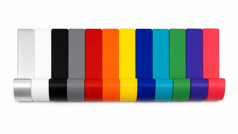 Miniaturbild: IKEA IVAR Haken aus PLA in verschiedenen Farben am Holzregal mit aufgehängter Kleidung und Taschen