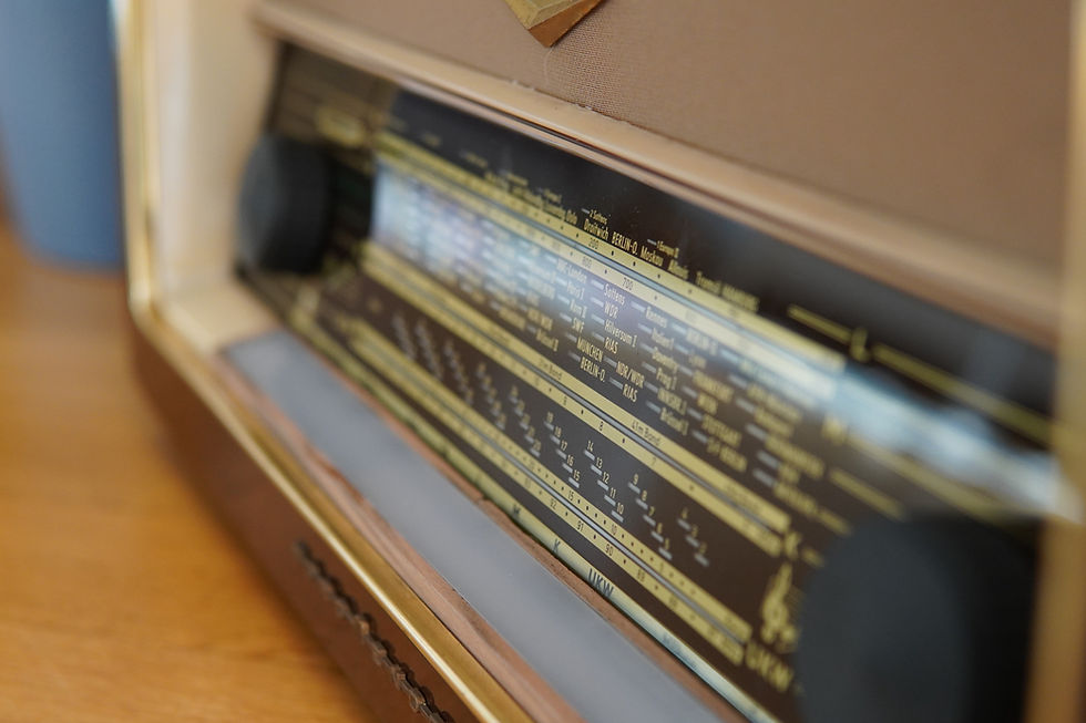 Miniaturbild: Retro-Röhrenradio mit modernem Bluetooth-Modul, LED-Leiste und 60er-Jahre Farbdesign – dekoratives und funktionales Unikat