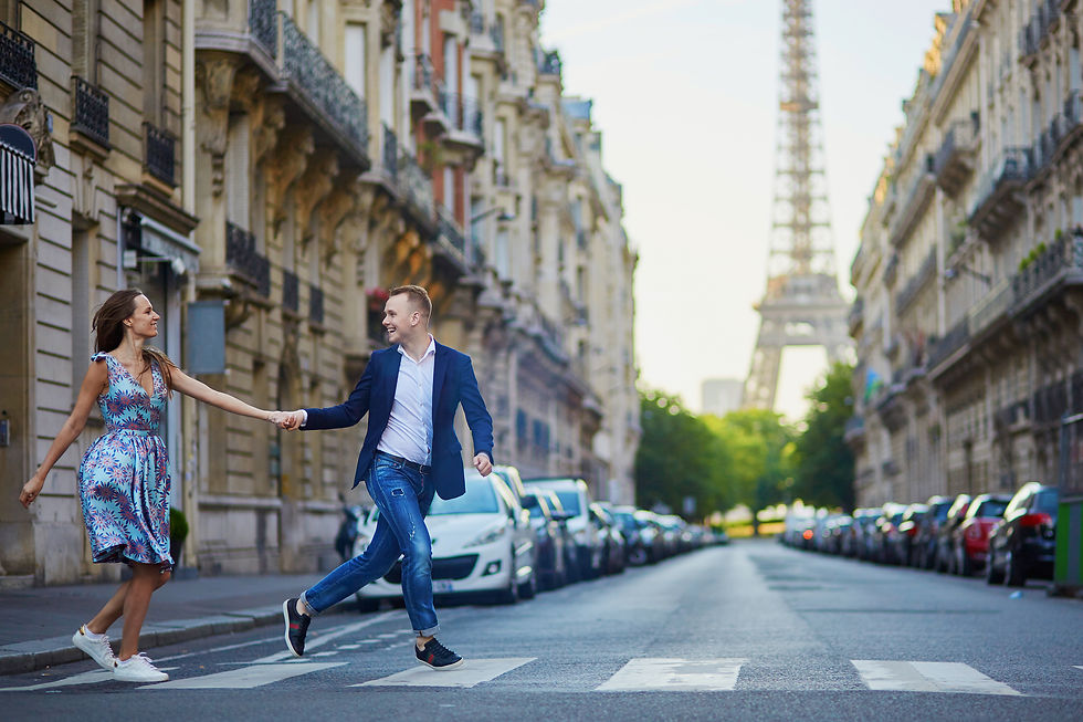 couple crossing street in paris