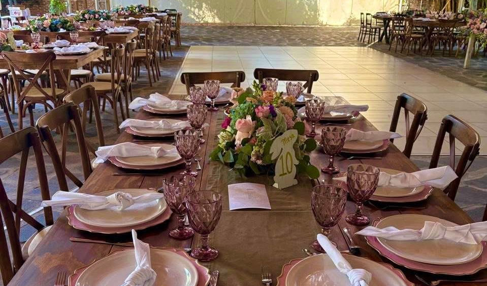 Mesa California tabaco con camino de mesa rosa vintage y sillas Crossback para boda en Querétaro