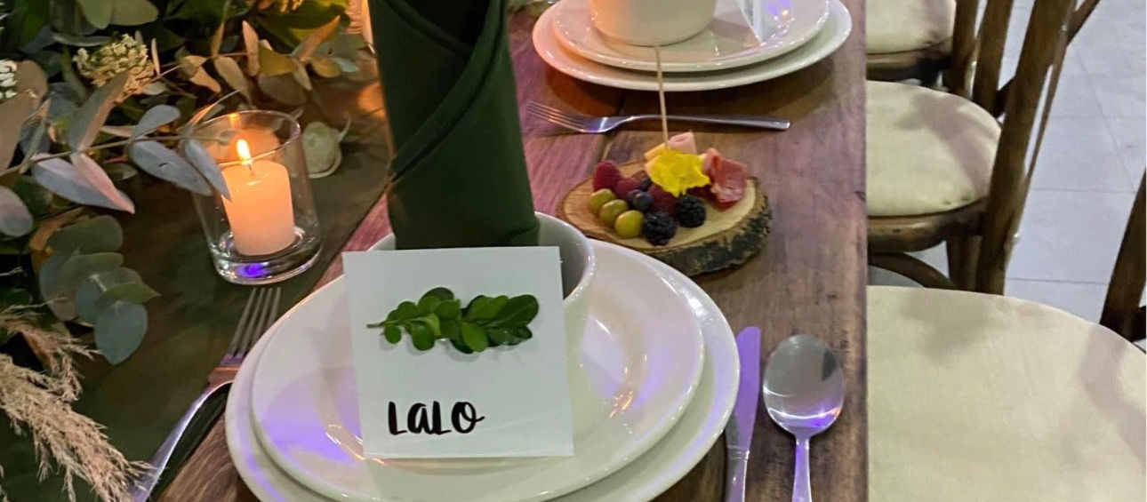 Mesa California de madera con camino de mesa de gasa verde salvia para renta en Querétaro