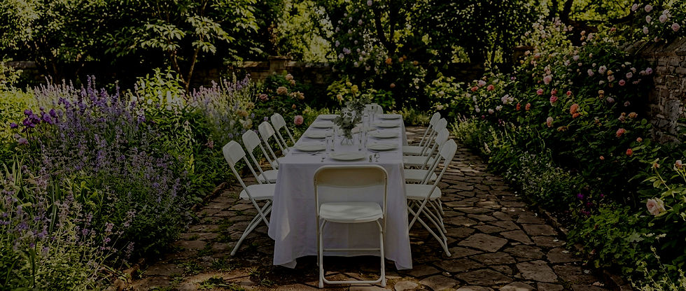 Set económico de mesa rectangular con sillas plegables blancas para renta en evento en Querétaro
