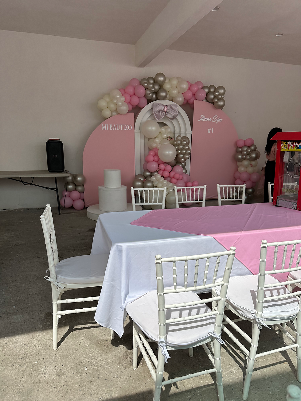 Mesa rectangular con 10 sillas Tiffany blancas para renta en fiestas en Querétaro