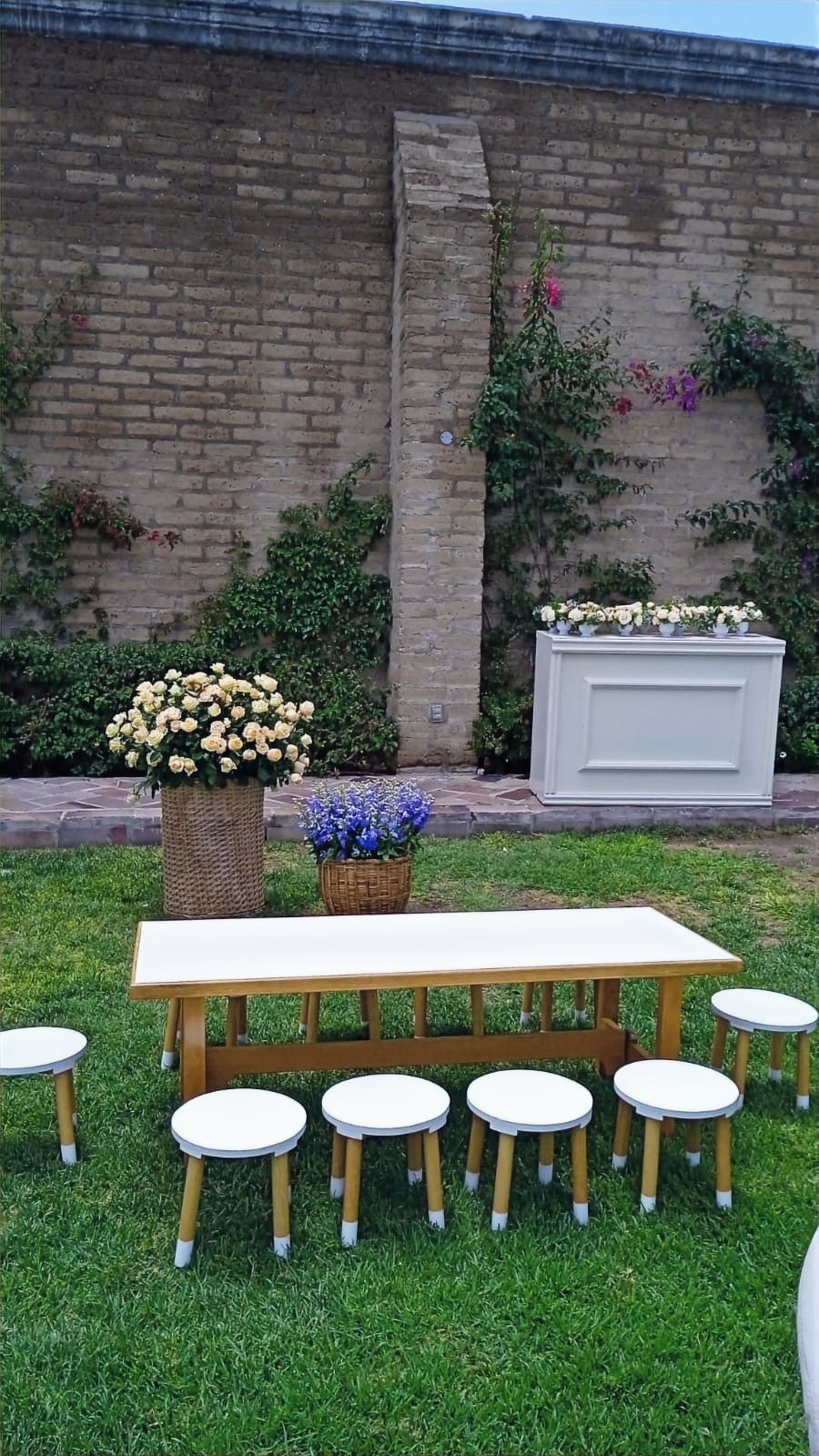Mesa infantil con banquitos blancos de madera para renta en fiestas de niños en Querétaro