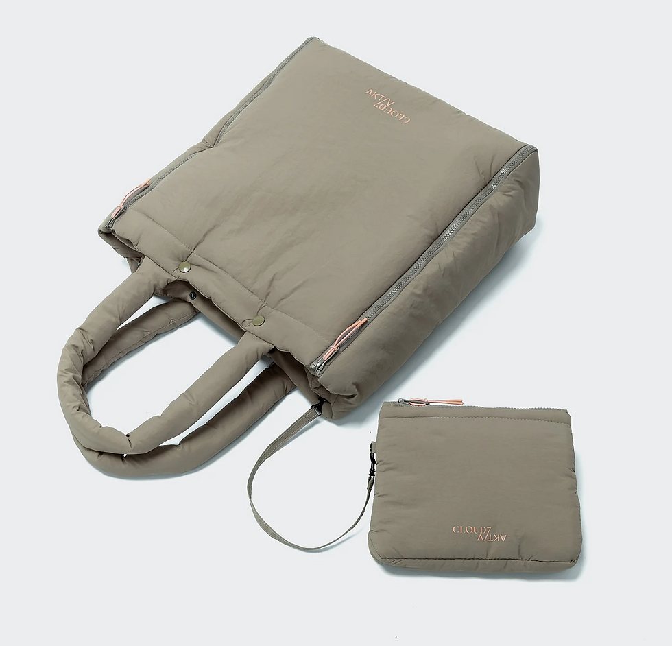 Cloud7 Reisebett für Hunde – zusammengefaltet als praktische Tasche tragbar. Ideal für Reisen, Spaziergänge und Wochenendtrip