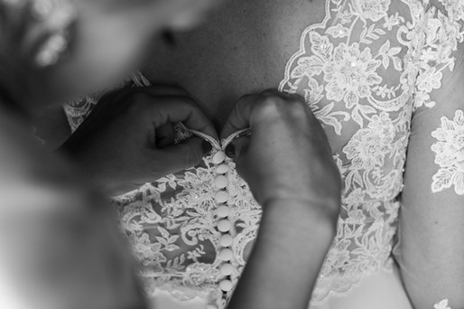 Bröllop Gränsö Slott, bröllop Östergötland, bröllop Småland, bröllopsfotograf Östergötland, bröllopsfotograf Småland, bröllopsförberedelser, brudklänning, brudskor, brudtärnor