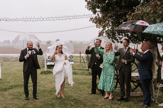 regn på bröllop, bröllop Borensberg, bröllop Östergötland, bröllopstips, first look, bröllopsfotograf Östergötland, bröllop Småland, bröllopsfotograf Småland