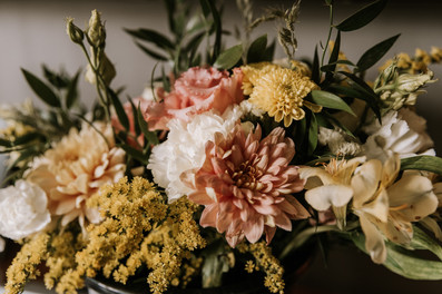 Bröllopsförberedelser inför bröllopsfotografering i Östergötland