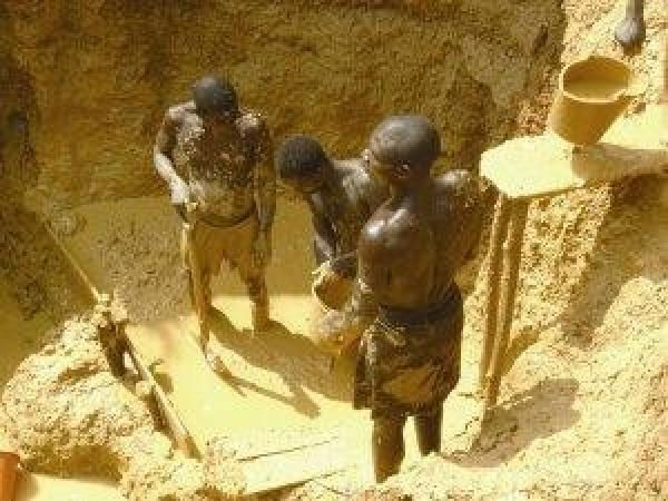 Un bain d'or au Mali