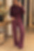 Femme portant un ensemble bordeaux de la marque préférée des femmes.