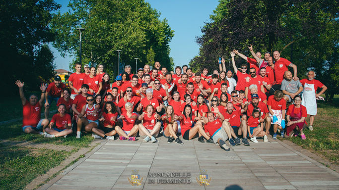 Il nostro gruppo! Volontari ed organizzatori carichissimi per iniziare una delle tante serate piene di divertimento