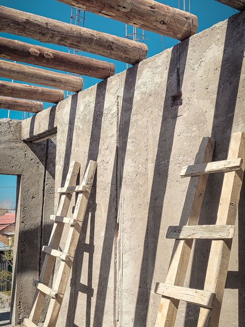 Colocación de rollizos de madera para la construcción de cubierta de conjunto de departamentos
