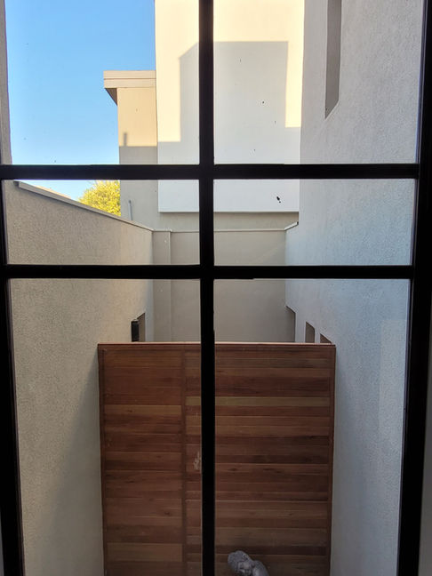 Carpintería de aluminio anodizado negro, de doble altura