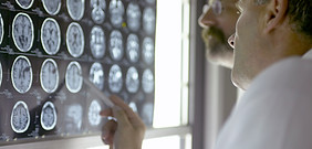 Doctores que miran Rayos-X