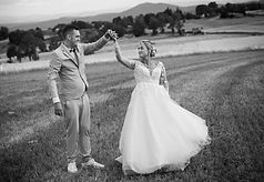 Des mariés qui ce tienne la mains en ce regardant.