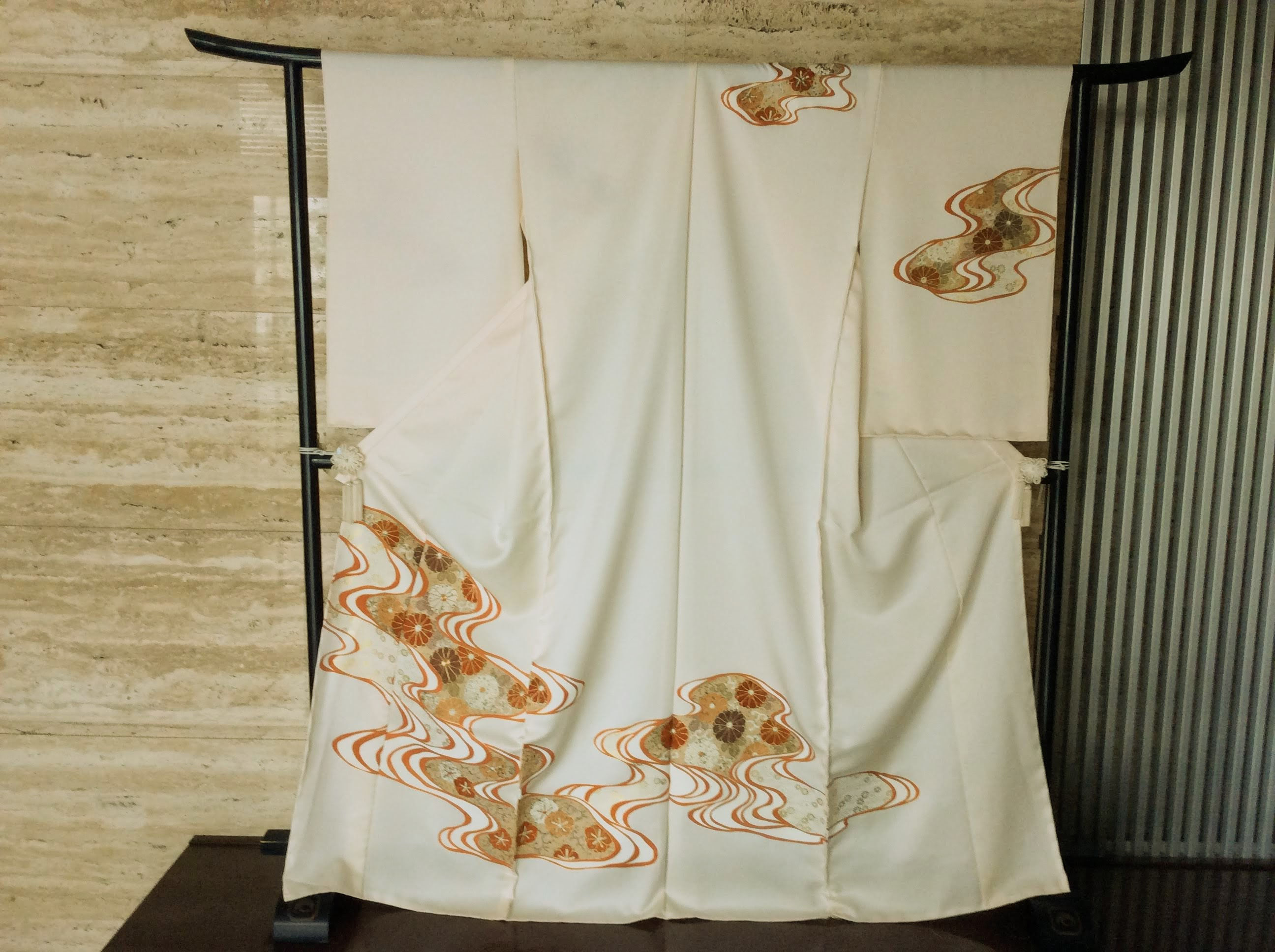 象牙色地に流水に菊　訪問着